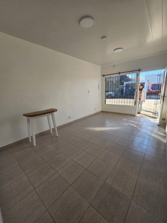 LOCAL COMERCIAL EN ALQUILER - CALLE 69 ENTRE 50 Y 52