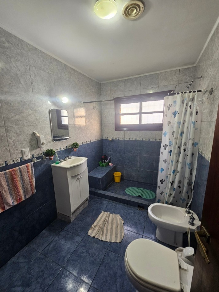 Casa en venta de 5 dormitorios - Calle 71 esquina 8