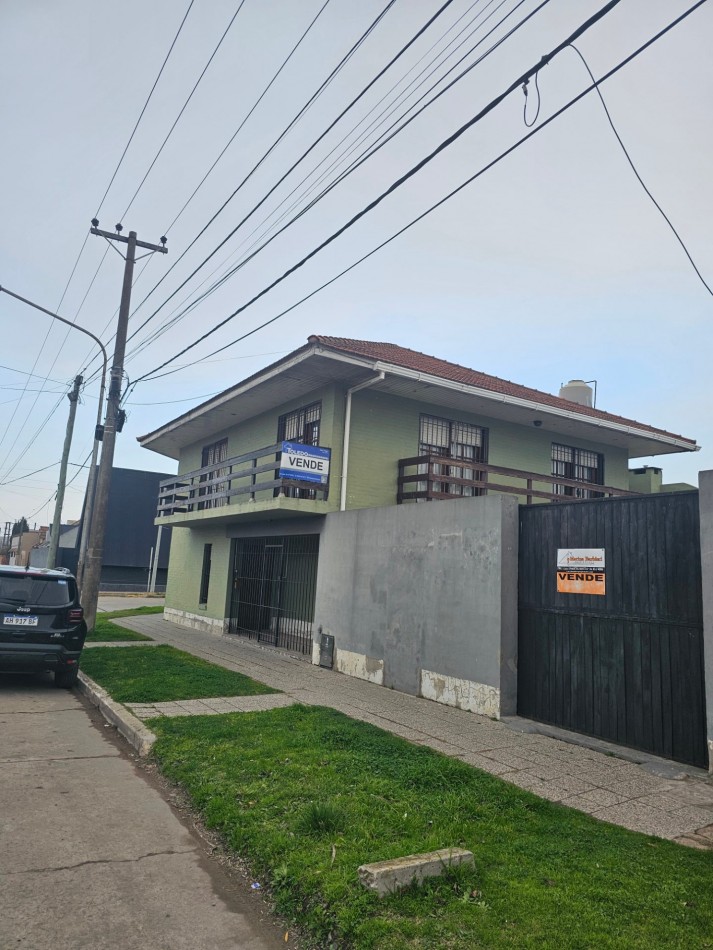 Casa en venta de 5 dormitorios - Calle 71 esquina 8