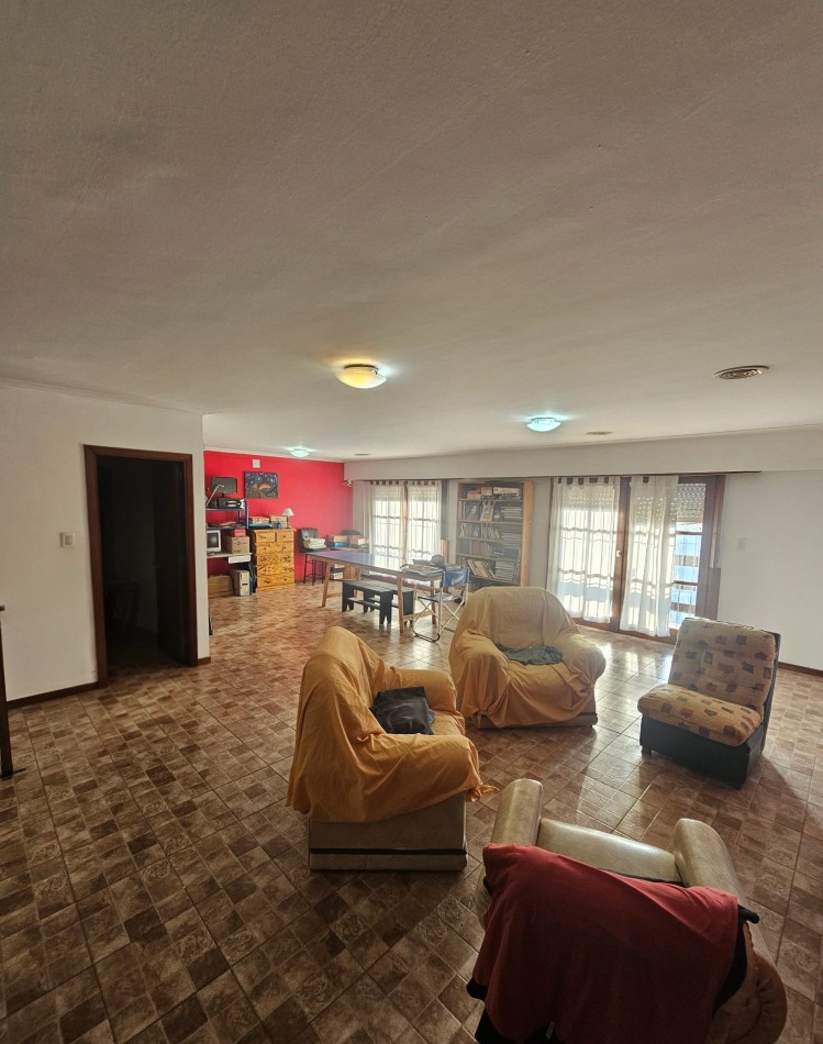 Casa en venta de 5 dormitorios - Calle 71 esquina 8