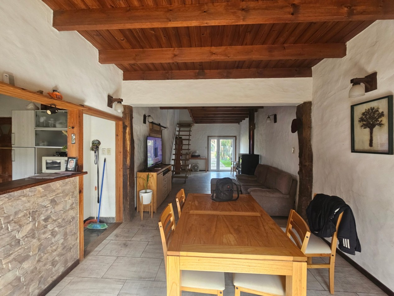  CASA DE 3 DORMITORIOS CON AMPLIO QUINCHO EN ZONA PARQUE (VENDE/PERMUTA)