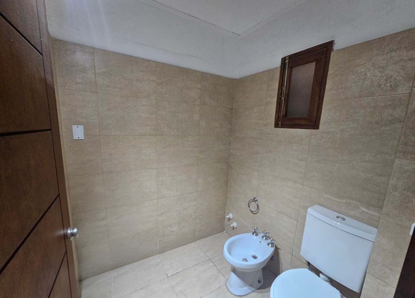  CASA DE 3 DORMITORIOS CON AMPLIO QUINCHO EN ZONA PARQUE (VENDE/PERMUTA)