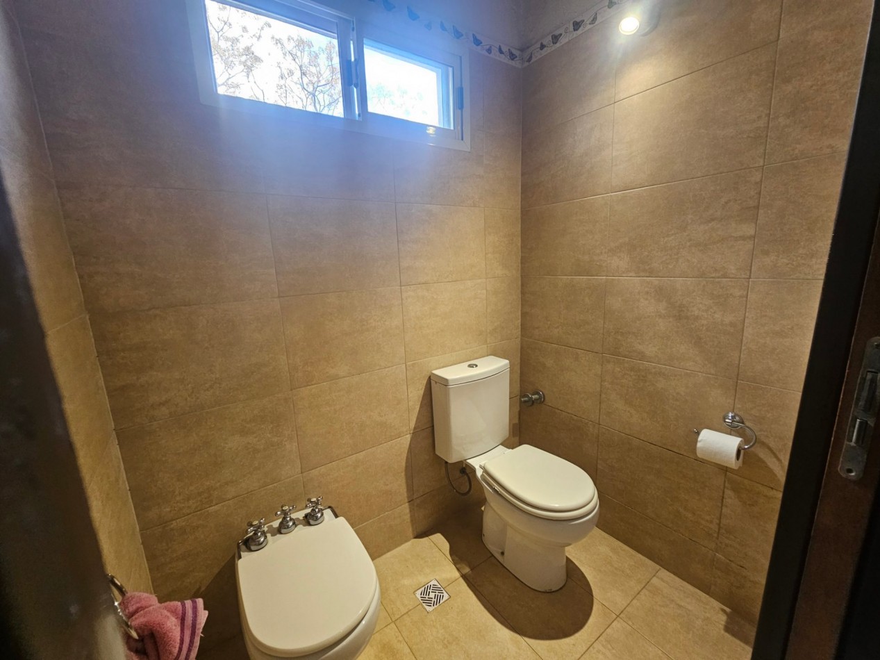  CASA DE 3 DORMITORIOS CON AMPLIO QUINCHO EN ZONA PARQUE (VENDE/PERMUTA)