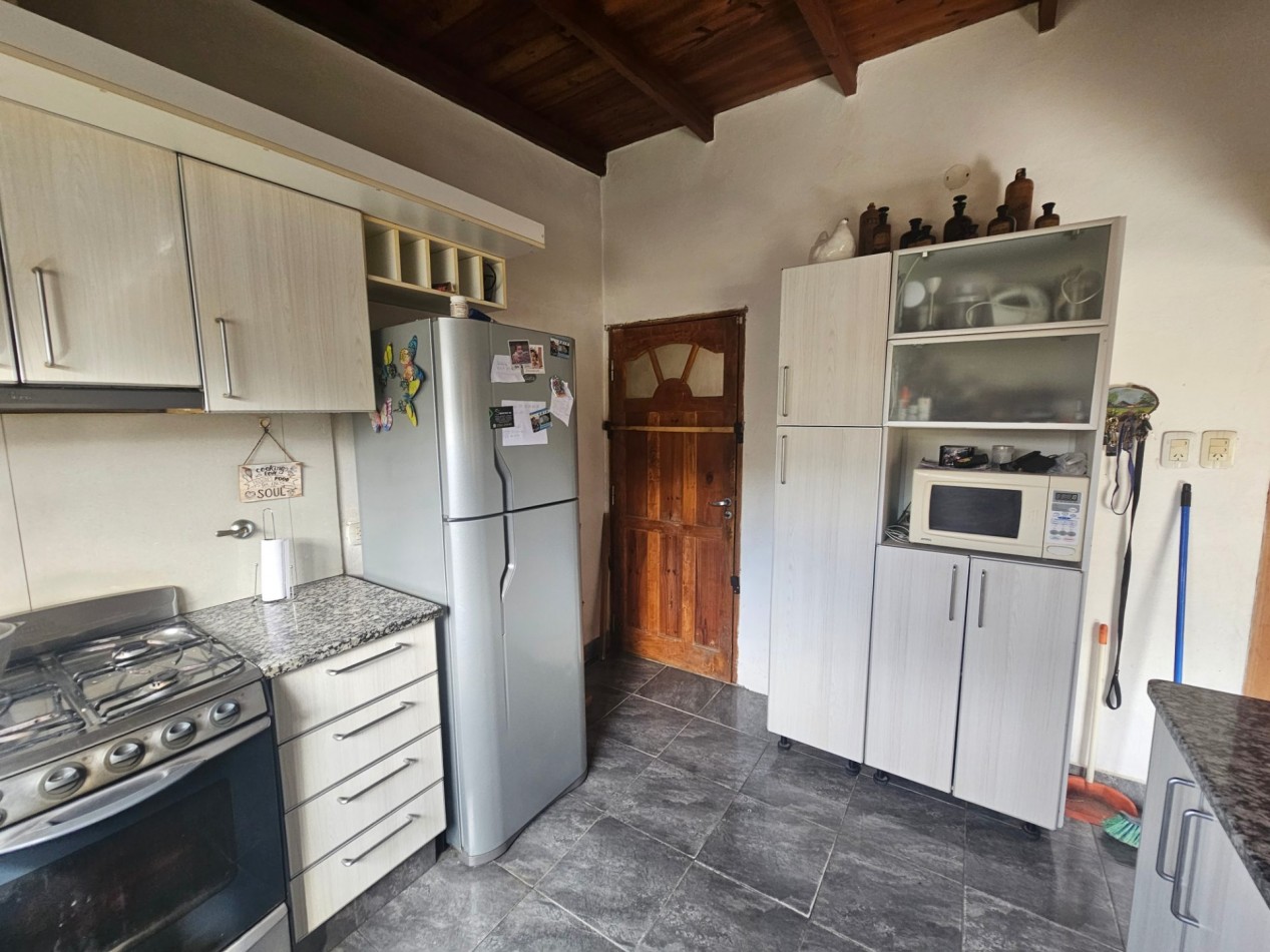  CASA DE 3 DORMITORIOS CON AMPLIO QUINCHO EN ZONA PARQUE (VENDE/PERMUTA)