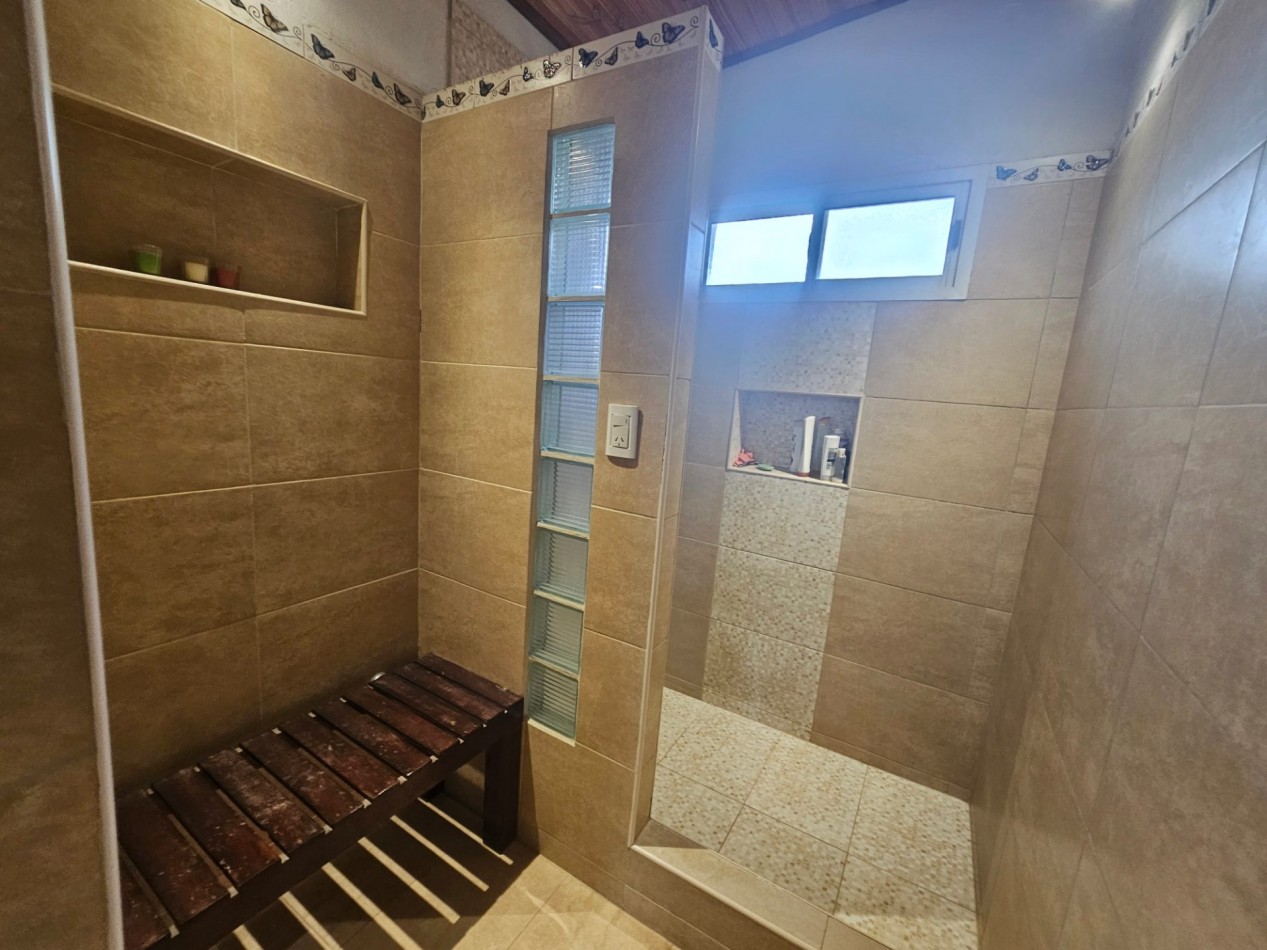  CASA DE 3 DORMITORIOS CON AMPLIO QUINCHO EN ZONA PARQUE (VENDE/PERMUTA)