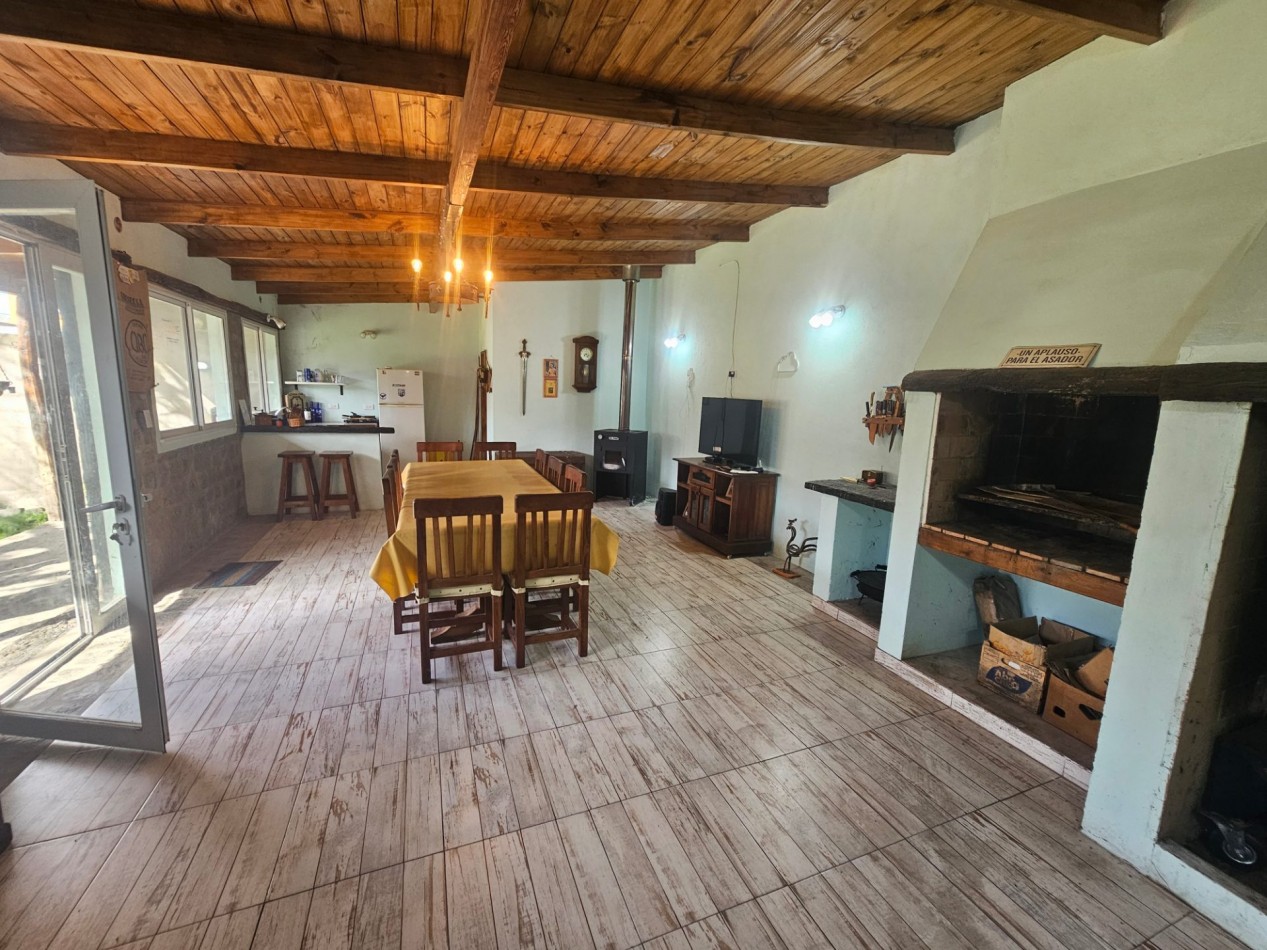  CASA DE 3 DORMITORIOS CON AMPLIO QUINCHO EN ZONA PARQUE (VENDE/PERMUTA)