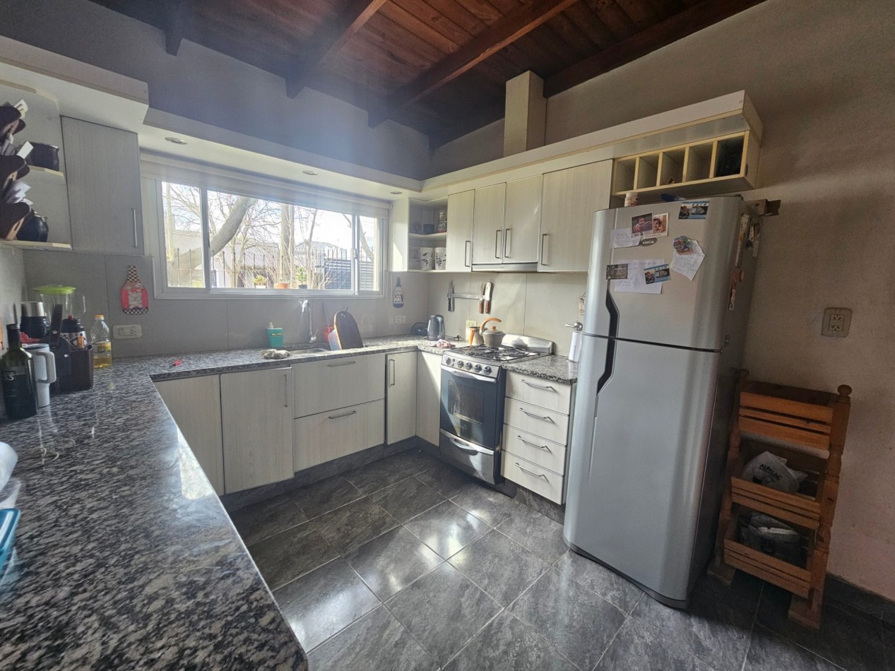  CASA DE 3 DORMITORIOS CON AMPLIO QUINCHO EN ZONA PARQUE (VENDE/PERMUTA)
