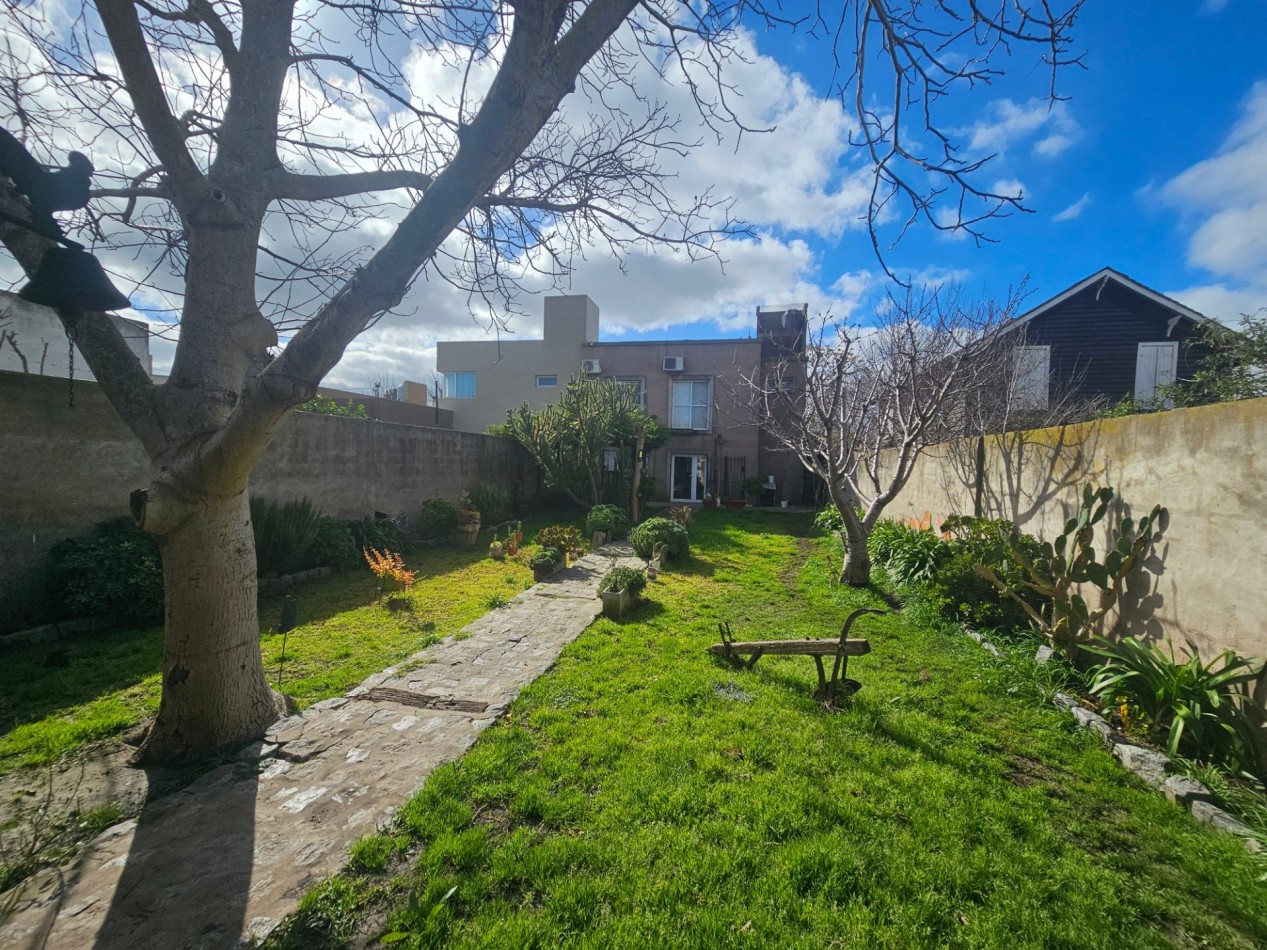  CASA DE 3 DORMITORIOS CON AMPLIO QUINCHO EN ZONA PARQUE (VENDE/PERMUTA)