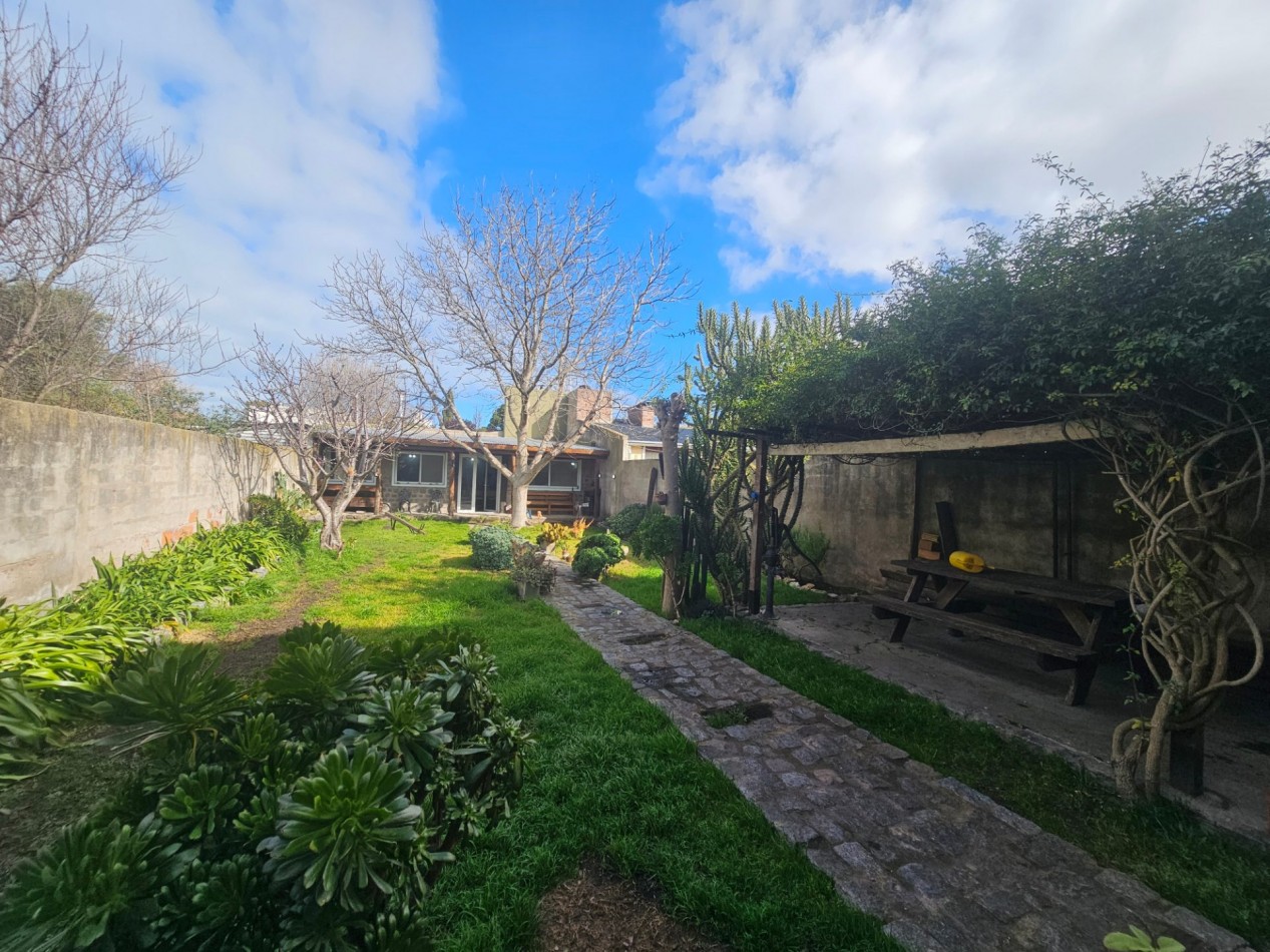  CASA DE 3 DORMITORIOS CON AMPLIO QUINCHO EN ZONA PARQUE (VENDE/PERMUTA)