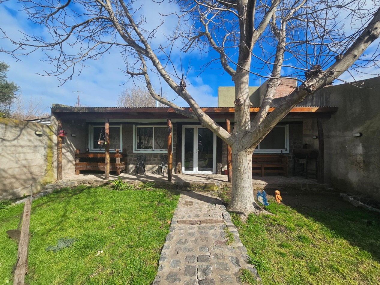 CASA DE 3 DORMITORIOS CON AMPLIO QUINCHO EN ZONA PARQUE (VENDE/PERMUTA)