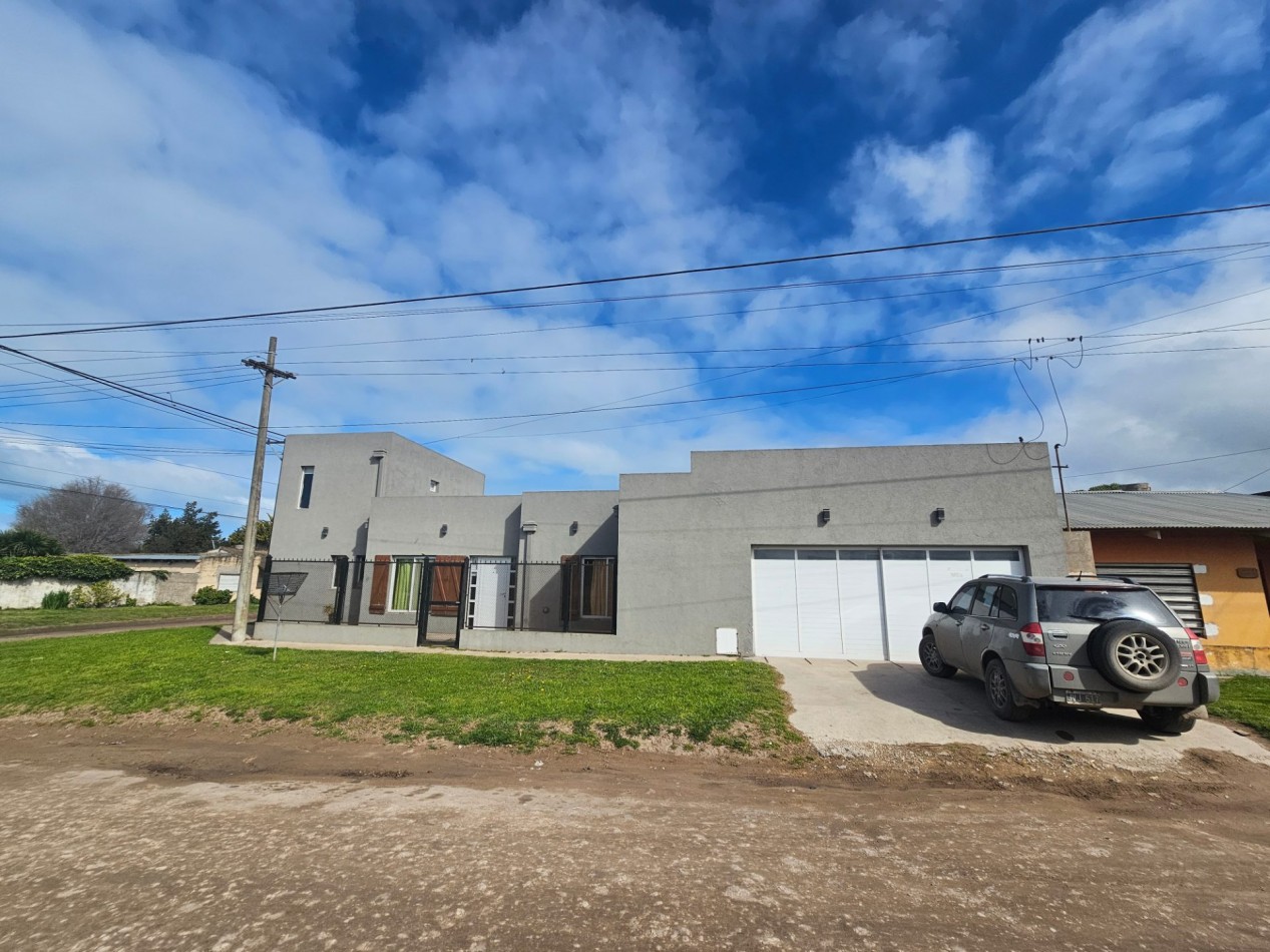 Casa en esquina con amplio garage-quincho | Zona Toledo