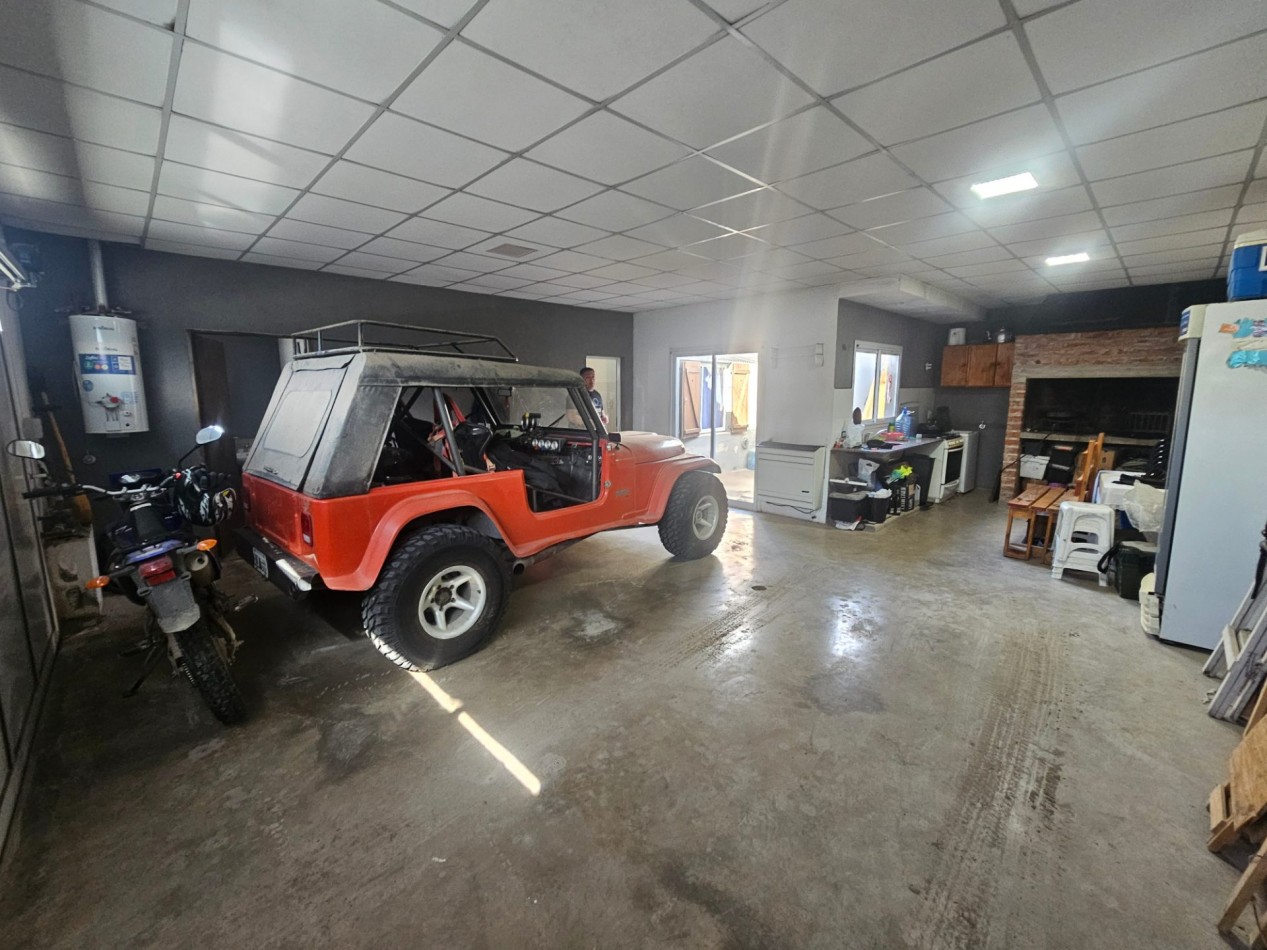 Casa en esquina con amplio garage-quincho | Zona Toledo