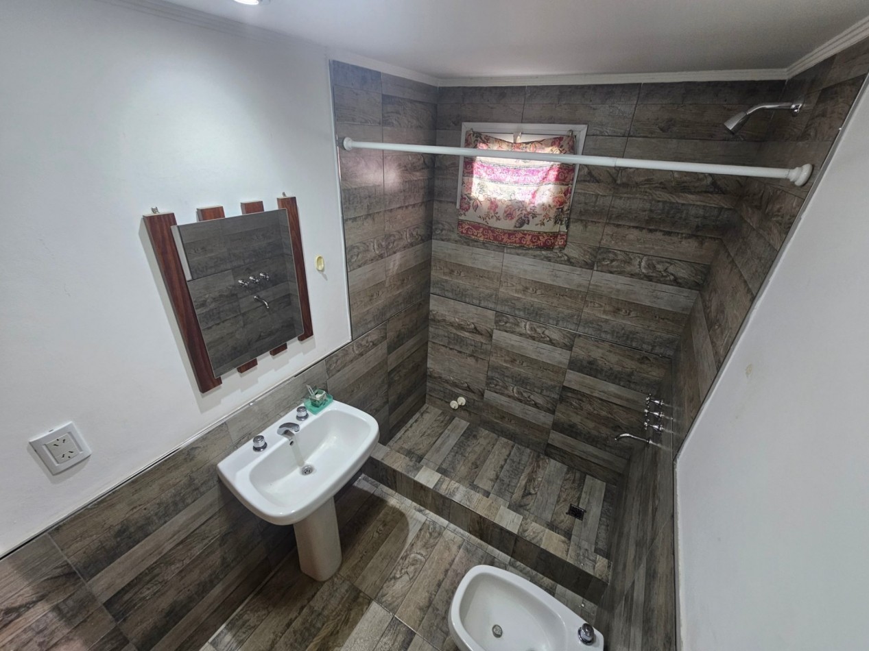 Casa en esquina con amplio garage-quincho | Zona Toledo