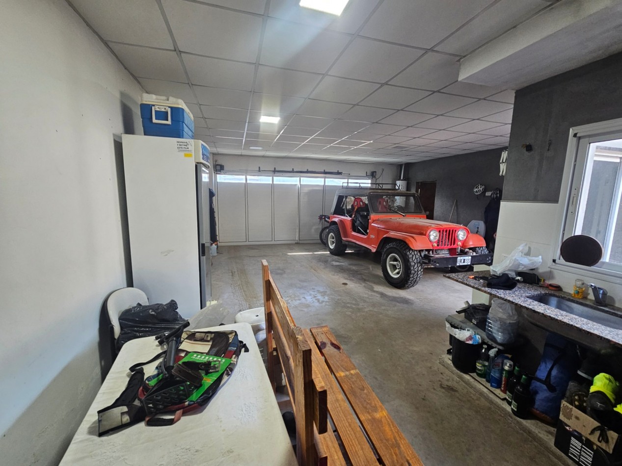 Casa en esquina con amplio garage-quincho | Zona Toledo