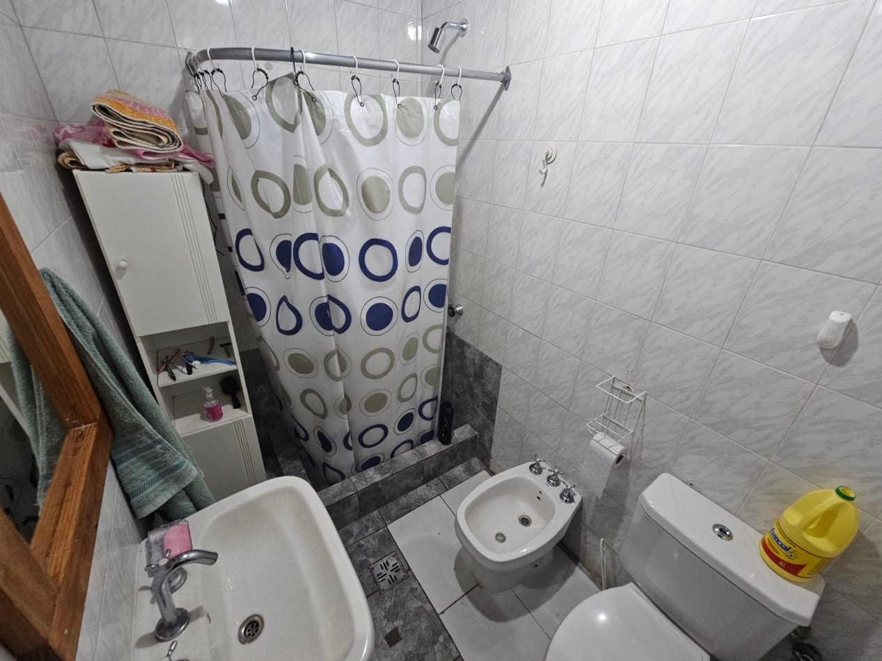Casa en esquina con amplio garage-quincho | Zona Toledo