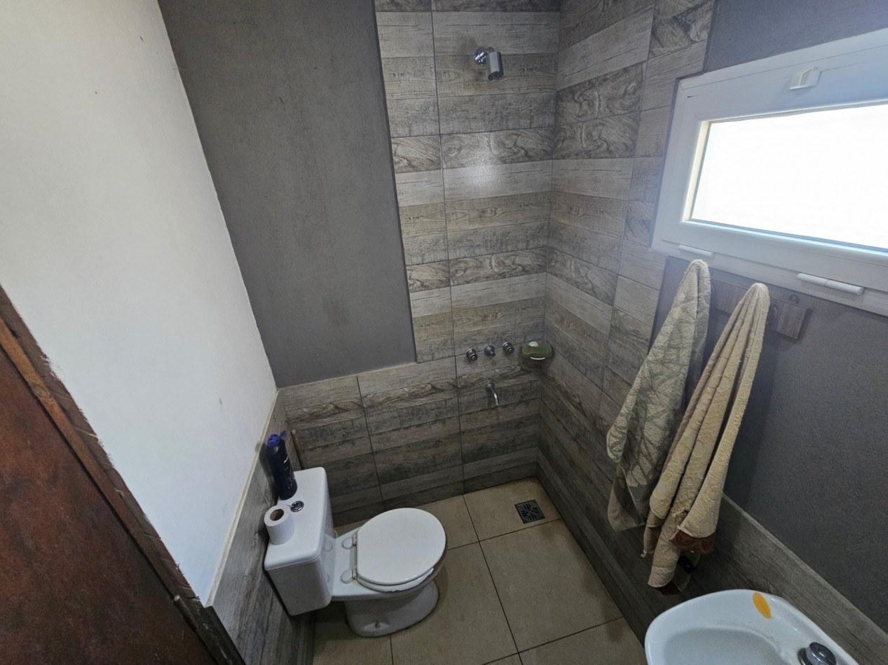 Casa en esquina con amplio garage-quincho | Zona Toledo