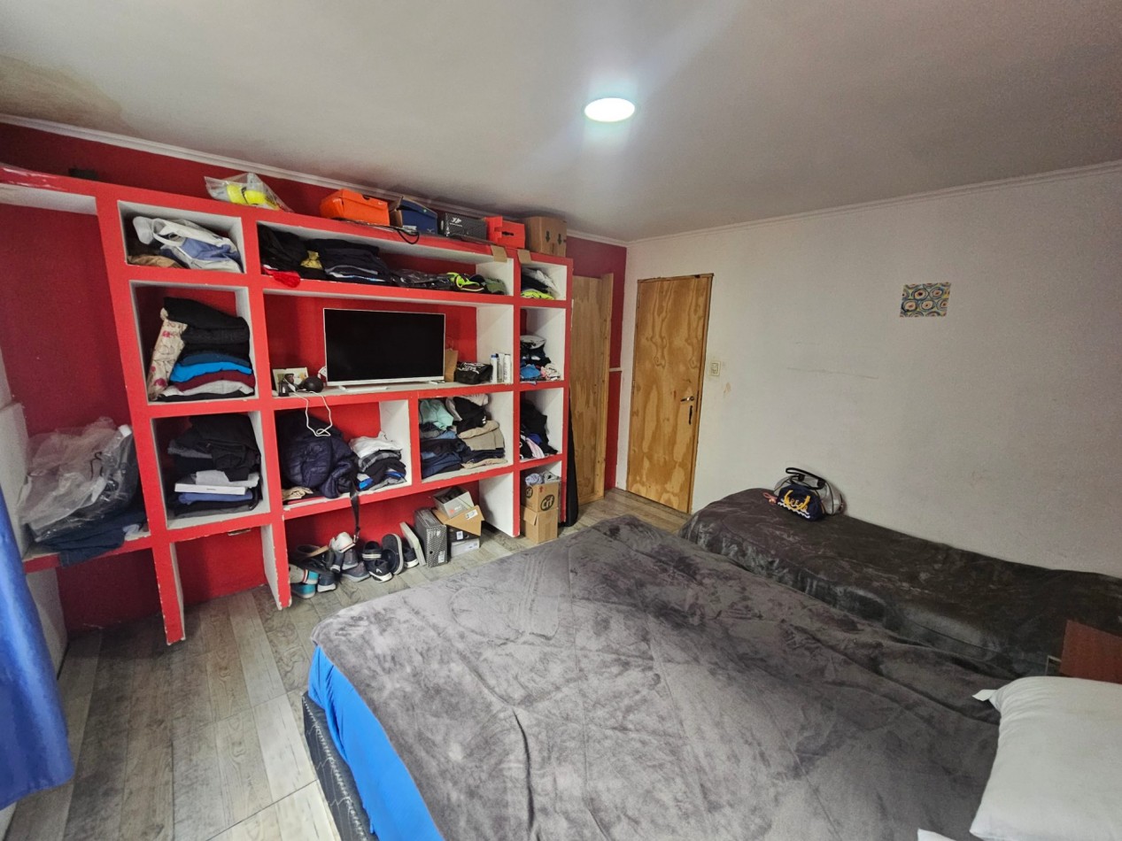 Casa en esquina con amplio garage-quincho | Zona Toledo