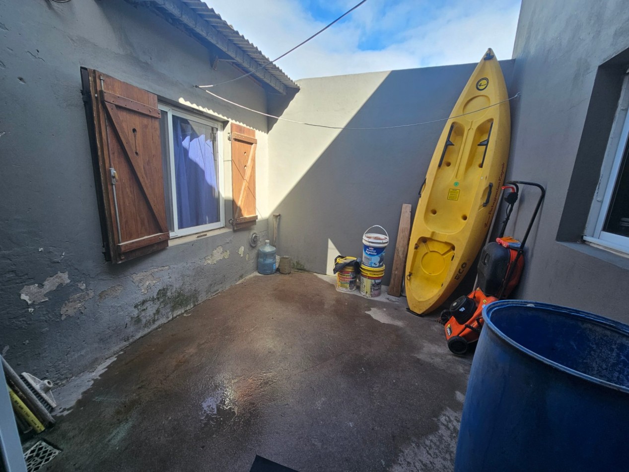 Casa en esquina con amplio garage-quincho | Zona Toledo