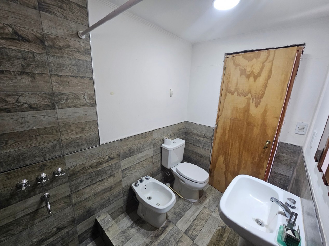 Casa en esquina con amplio garage-quincho | Zona Toledo