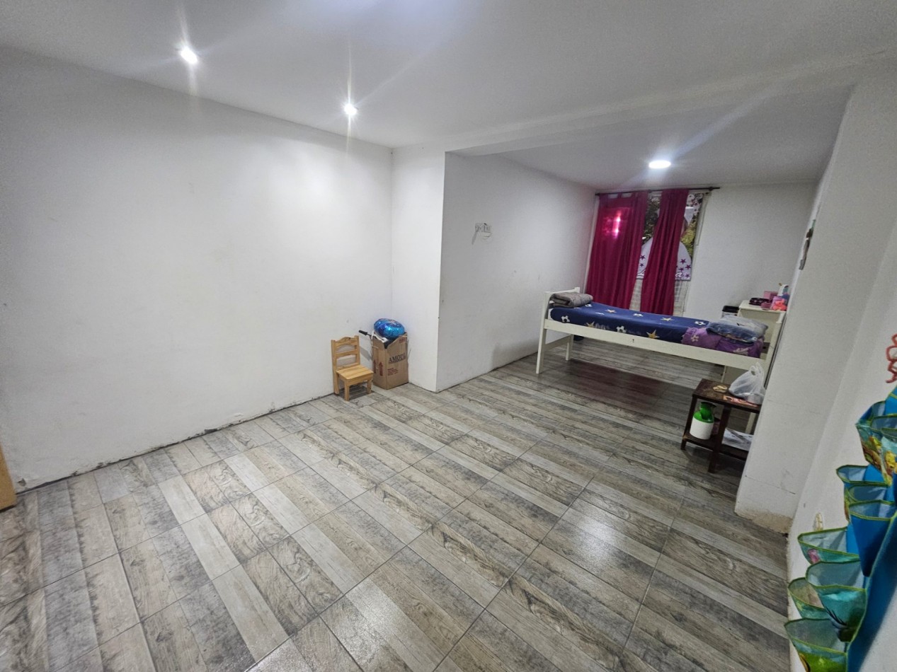Casa en esquina con amplio garage-quincho | Zona Toledo