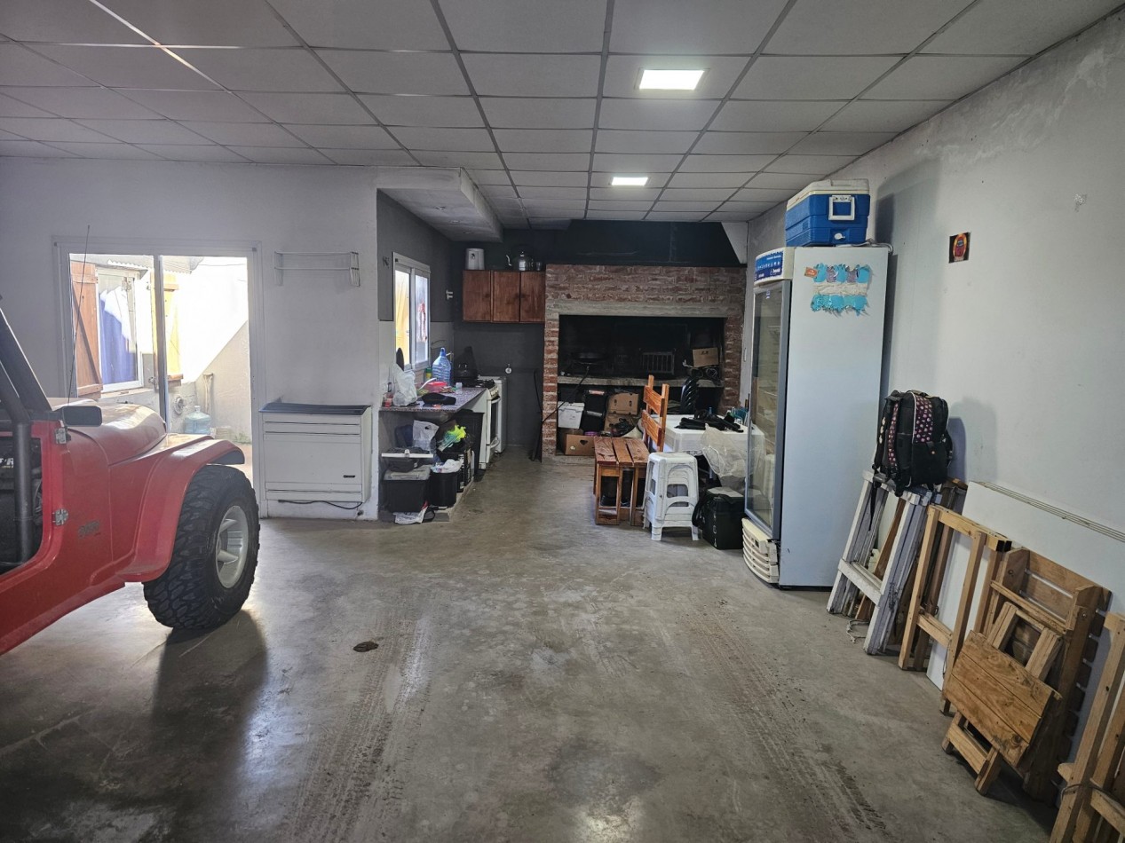 Casa en esquina con amplio garage-quincho | Zona Toledo