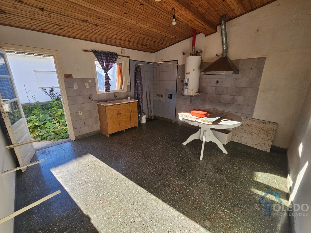 Casa de 2 dormitorios con patio y amplio espacio independiente al fondo sobre lote de 250 m
