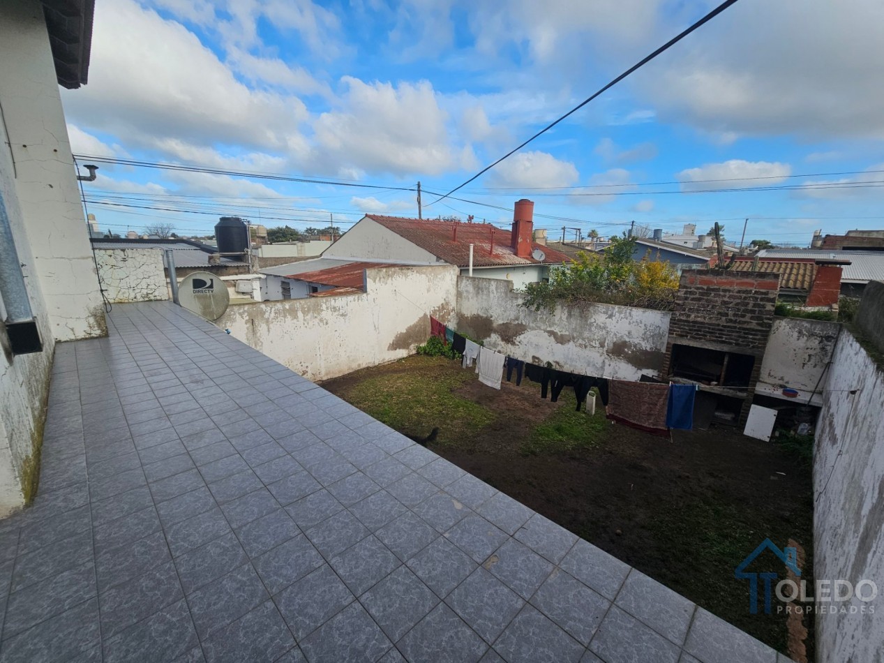 Casa de 4 dormitorios en dos plantas con cochera doble, patio, terraza y balcon en venta
