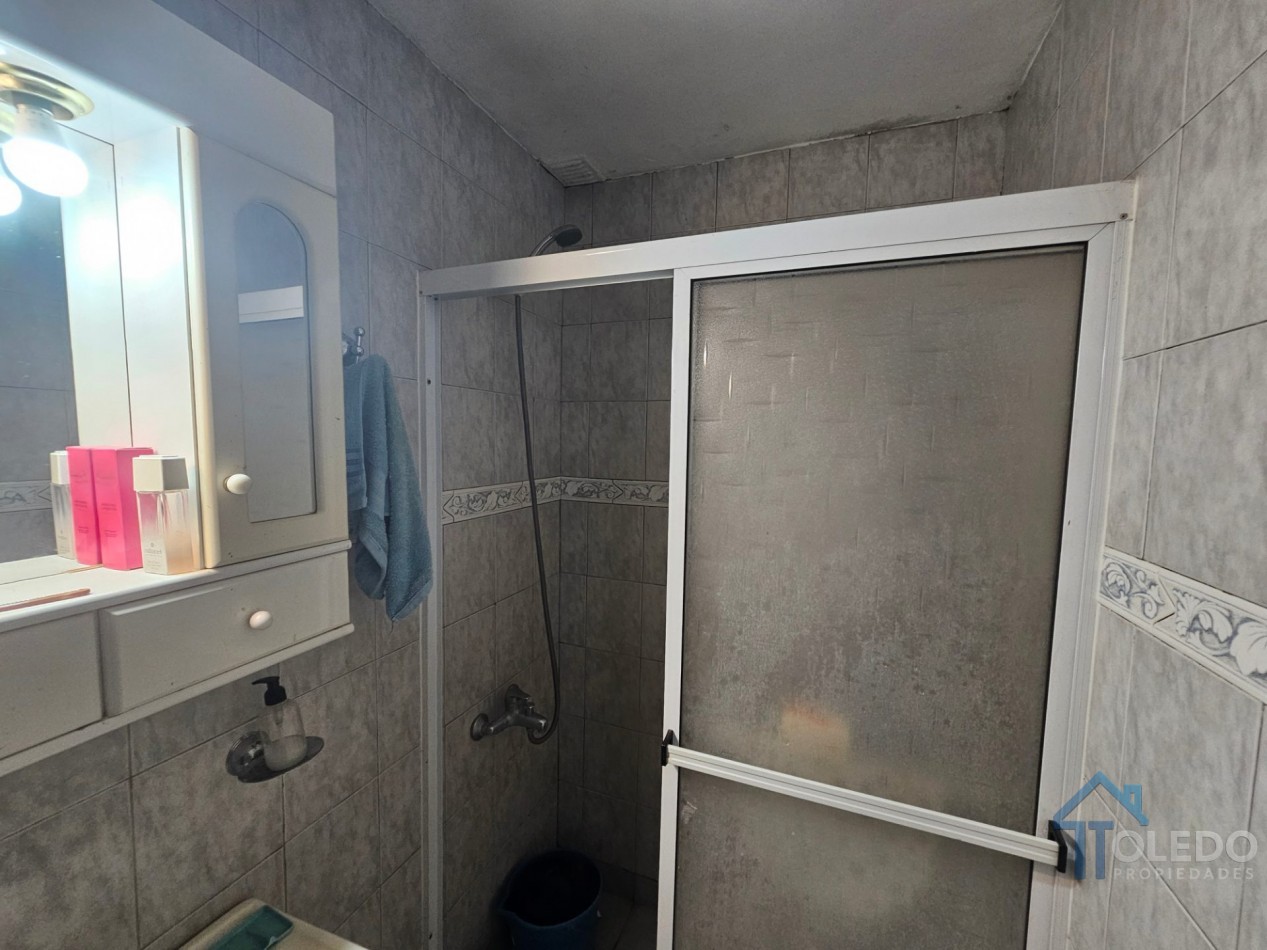 Casa de 4 dormitorios en dos plantas con cochera doble, patio, terraza y balcon en venta