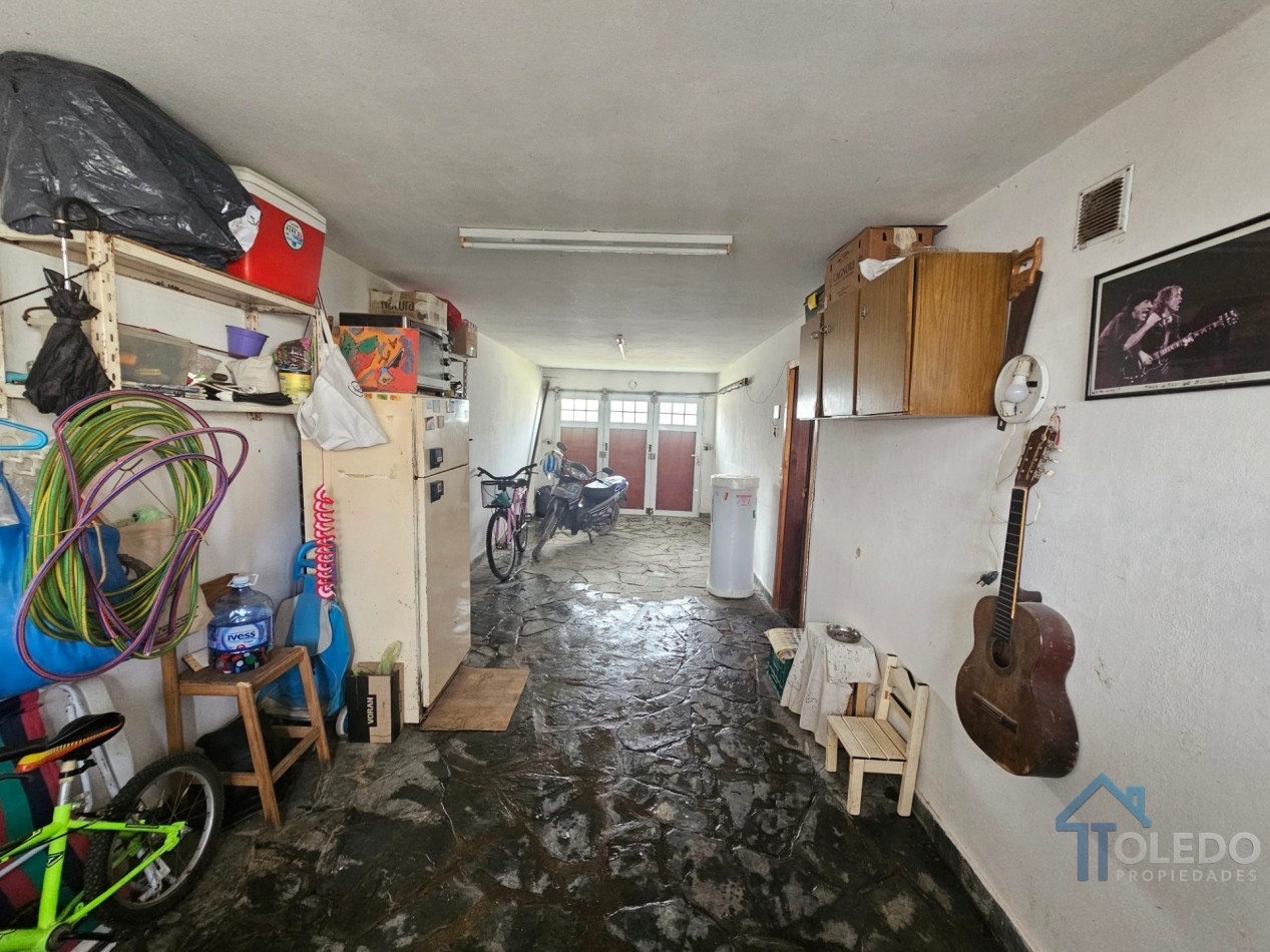 Casa de 4 dormitorios en dos plantas con cochera doble, patio, terraza y balcon en venta