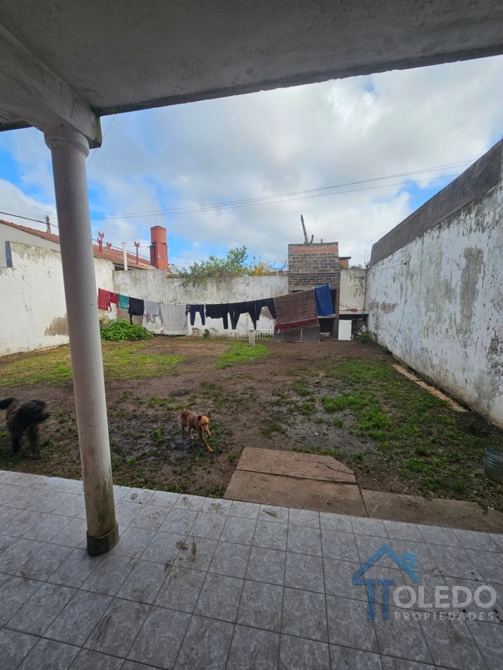 Casa de 4 dormitorios en dos plantas con cochera doble, patio, terraza y balcon en venta