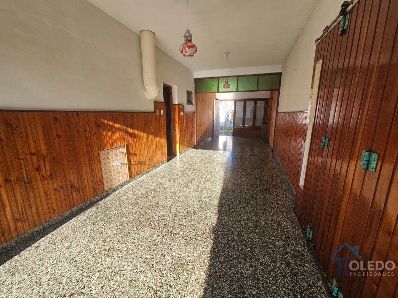 Casa de 2 dormitorios con patio y amplio espacio independiente al fondo sobre lote de 250 m