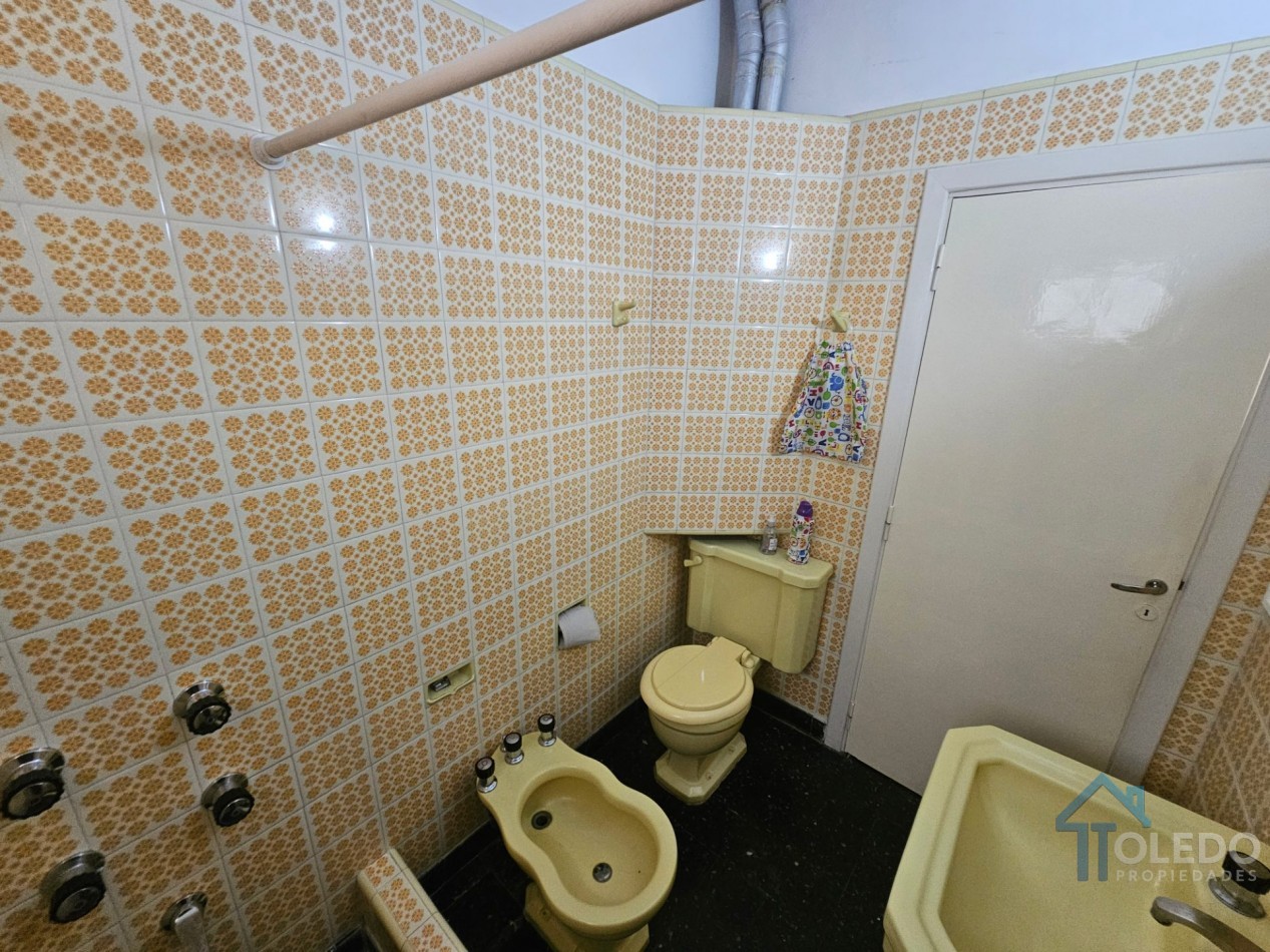 Casa de 2 dormitorios con patio y amplio espacio independiente al fondo sobre lote de 250 m