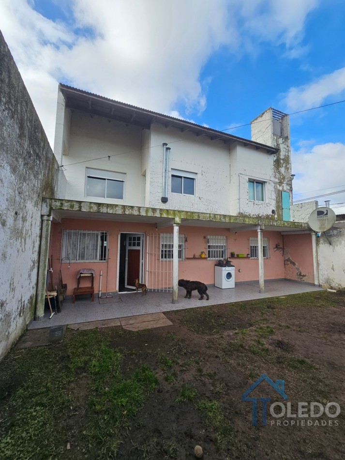 Casa de 4 dormitorios en dos plantas con cochera doble, patio, terraza y balcon en venta