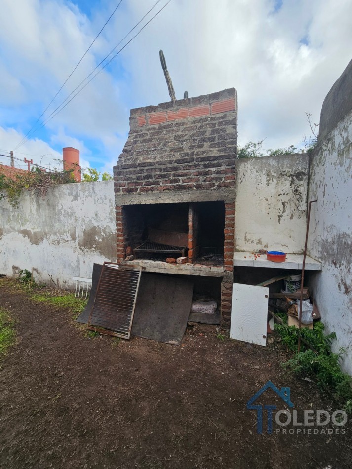 Casa de 4 dormitorios en dos plantas con cochera doble, patio, terraza y balcon en venta