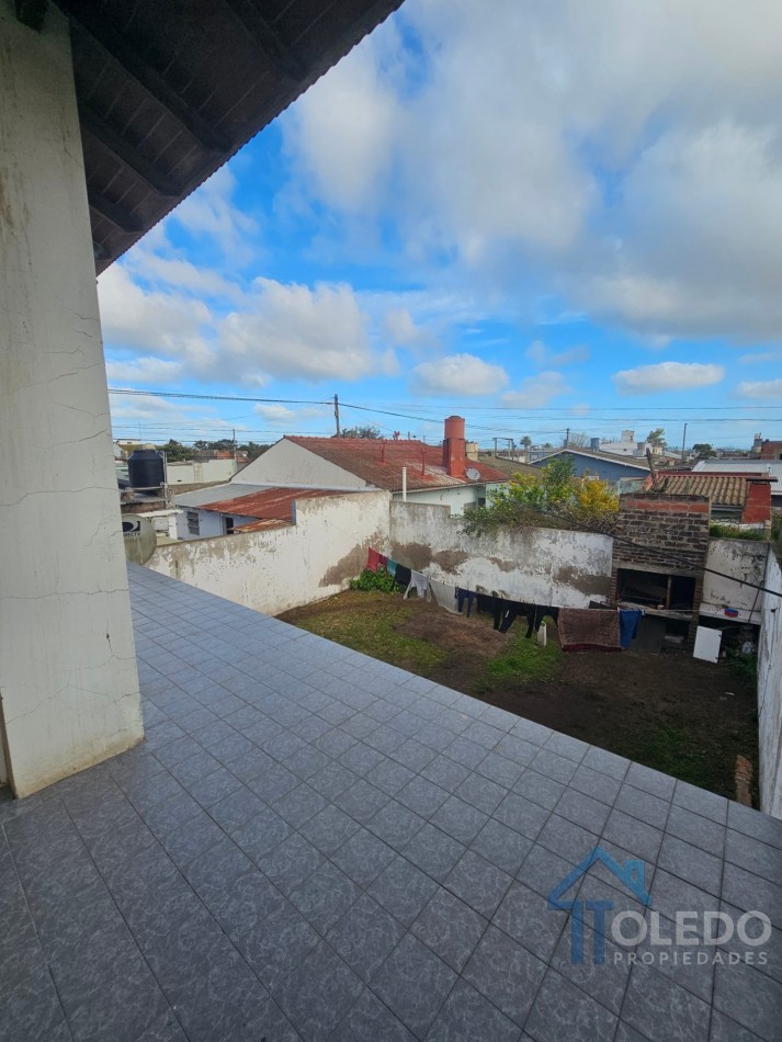 Casa de 4 dormitorios en dos plantas con cochera doble, patio, terraza y balcon en venta