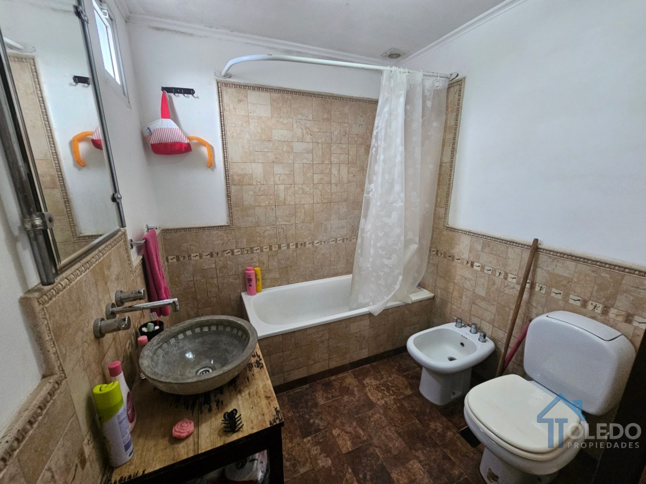 Casa de 4 dormitorios en dos plantas con cochera doble, patio, terraza y balcon en venta