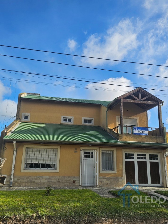 Casa de 4 dormitorios en dos plantas con cochera doble, patio, terraza y balcon en venta