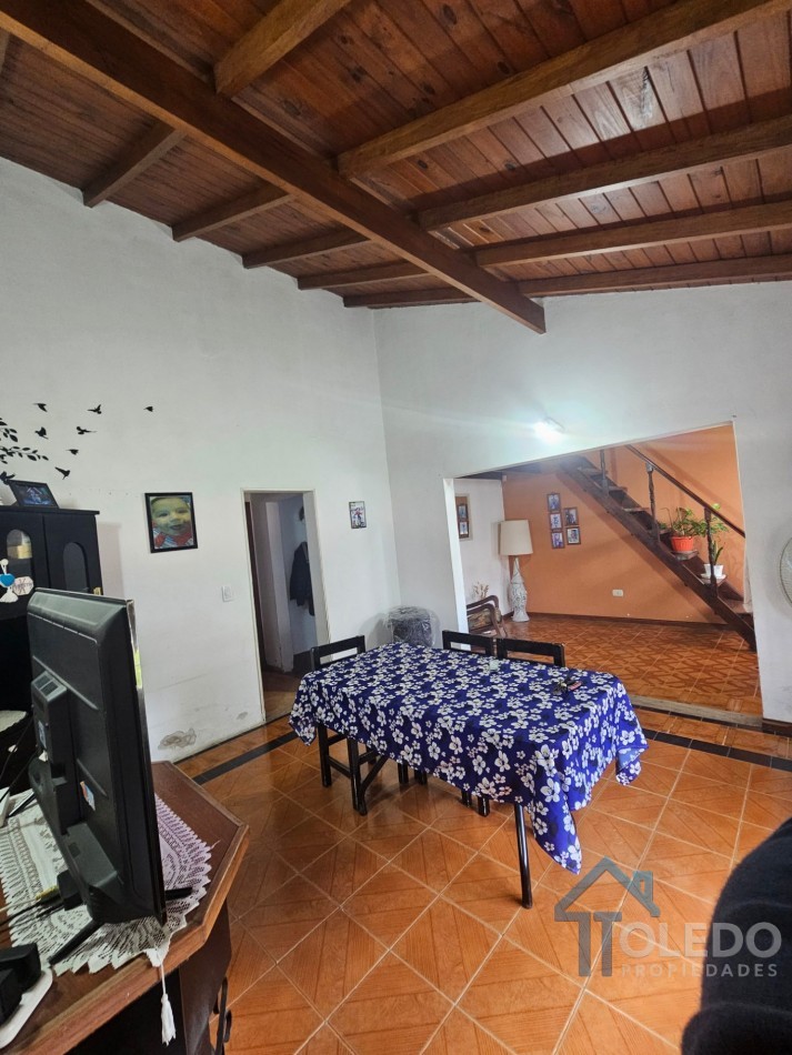 Casa de 4 dormitorios en dos plantas con cochera doble, patio, terraza y balcon en venta