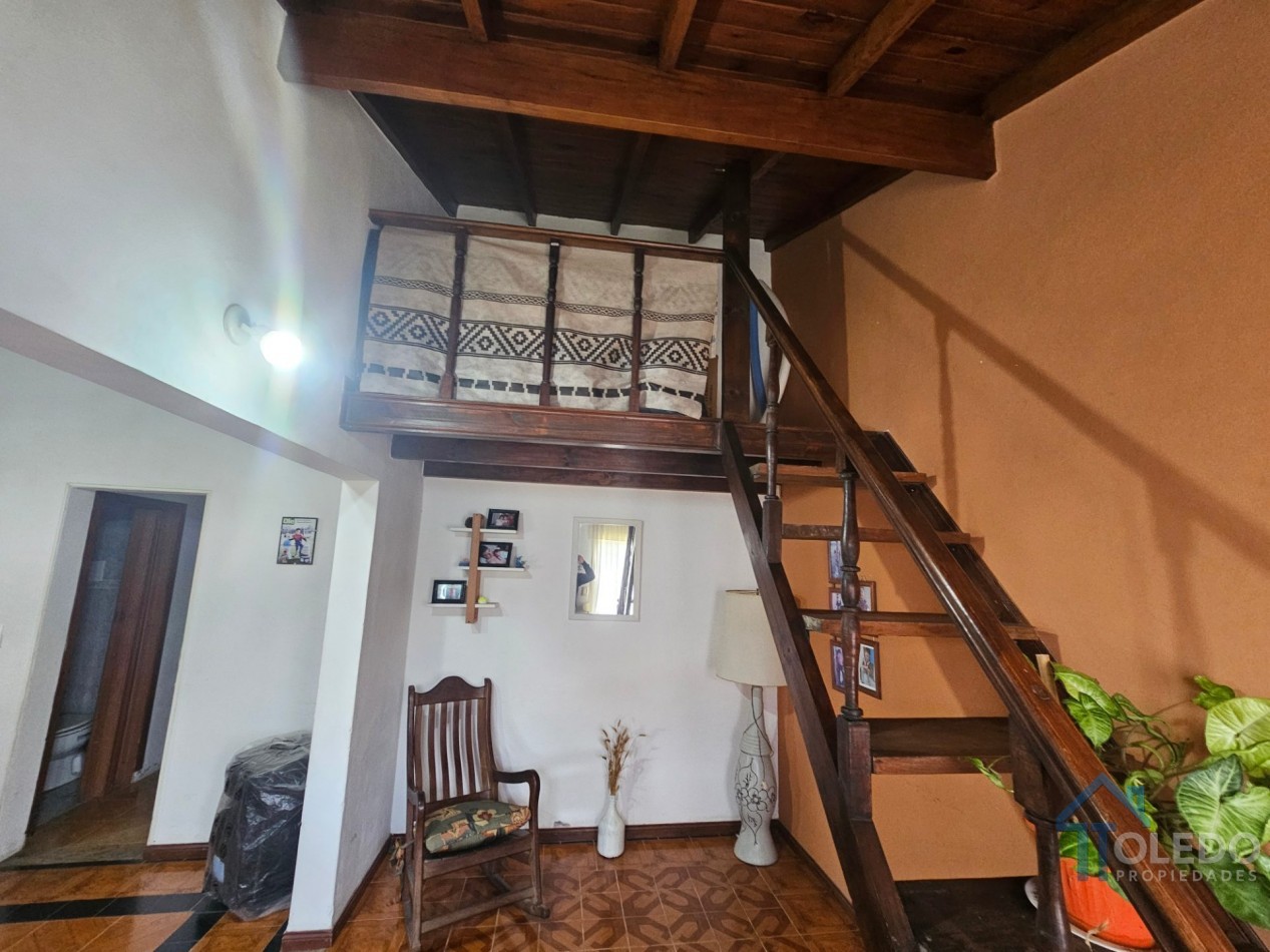 Casa de 4 dormitorios en dos plantas con cochera doble, patio, terraza y balcon en venta