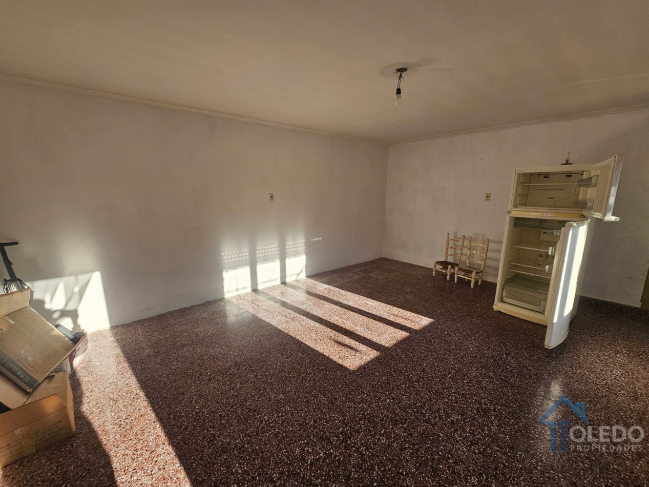 Casa de 2 dormitorios con patio y amplio espacio independiente al fondo sobre lote de 250 m