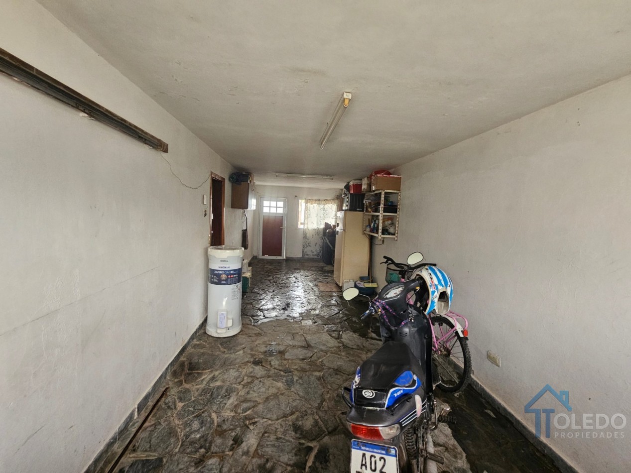 Casa de 4 dormitorios en dos plantas con cochera doble, patio, terraza y balcon en venta