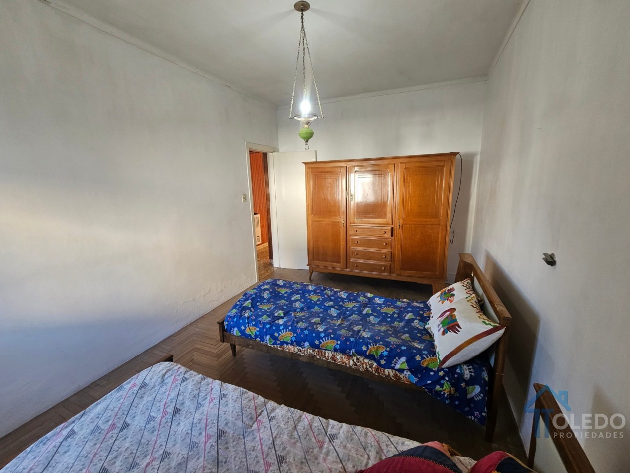 Casa de 2 dormitorios con patio y amplio espacio independiente al fondo sobre lote de 250 m