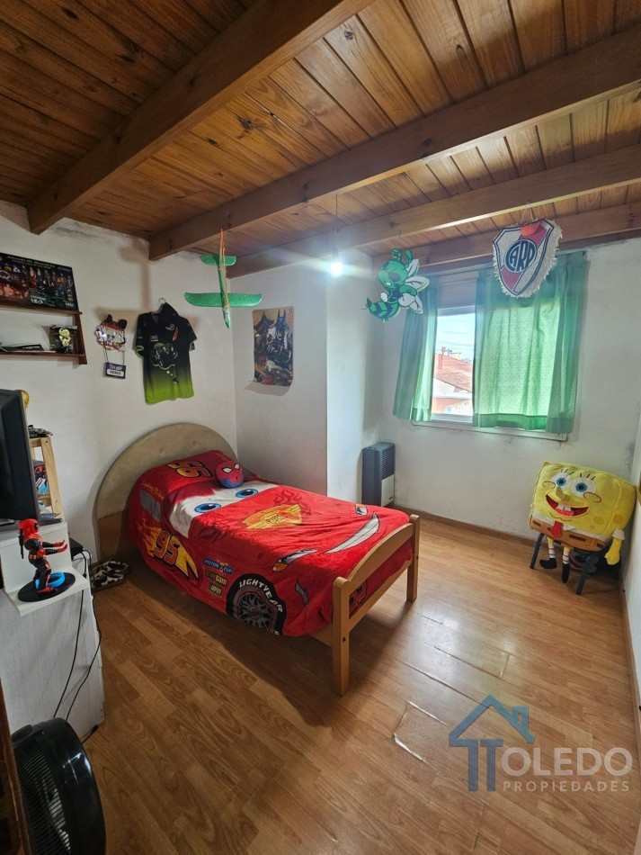 Casa de 4 dormitorios en dos plantas con cochera doble, patio, terraza y balcon en venta