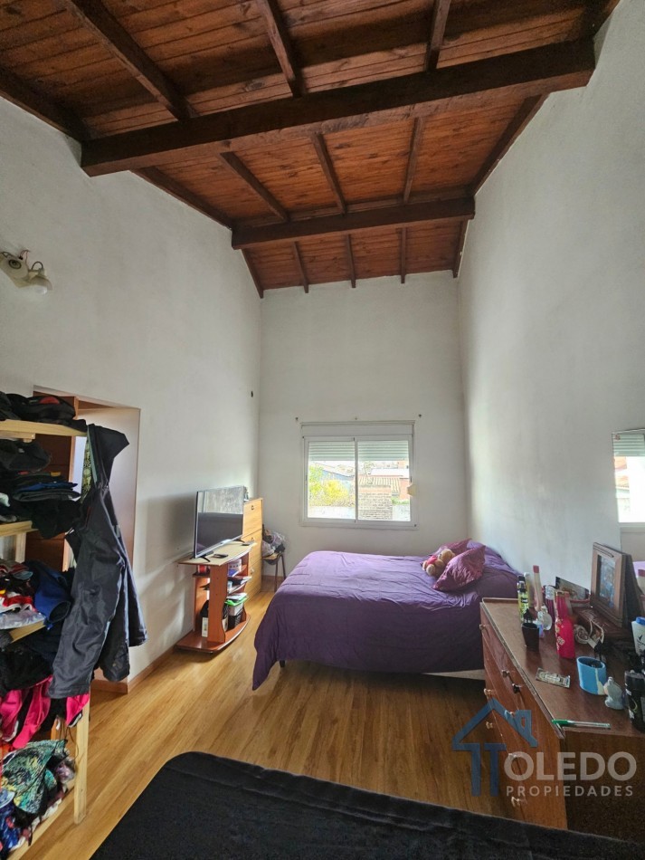 Casa de 4 dormitorios en dos plantas con cochera doble, patio, terraza y balcon en venta