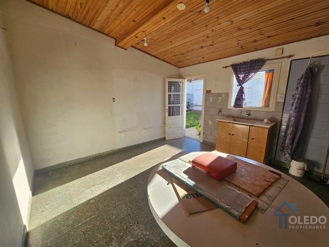 Casa de 2 dormitorios con patio y amplio espacio independiente al fondo sobre lote de 250 m