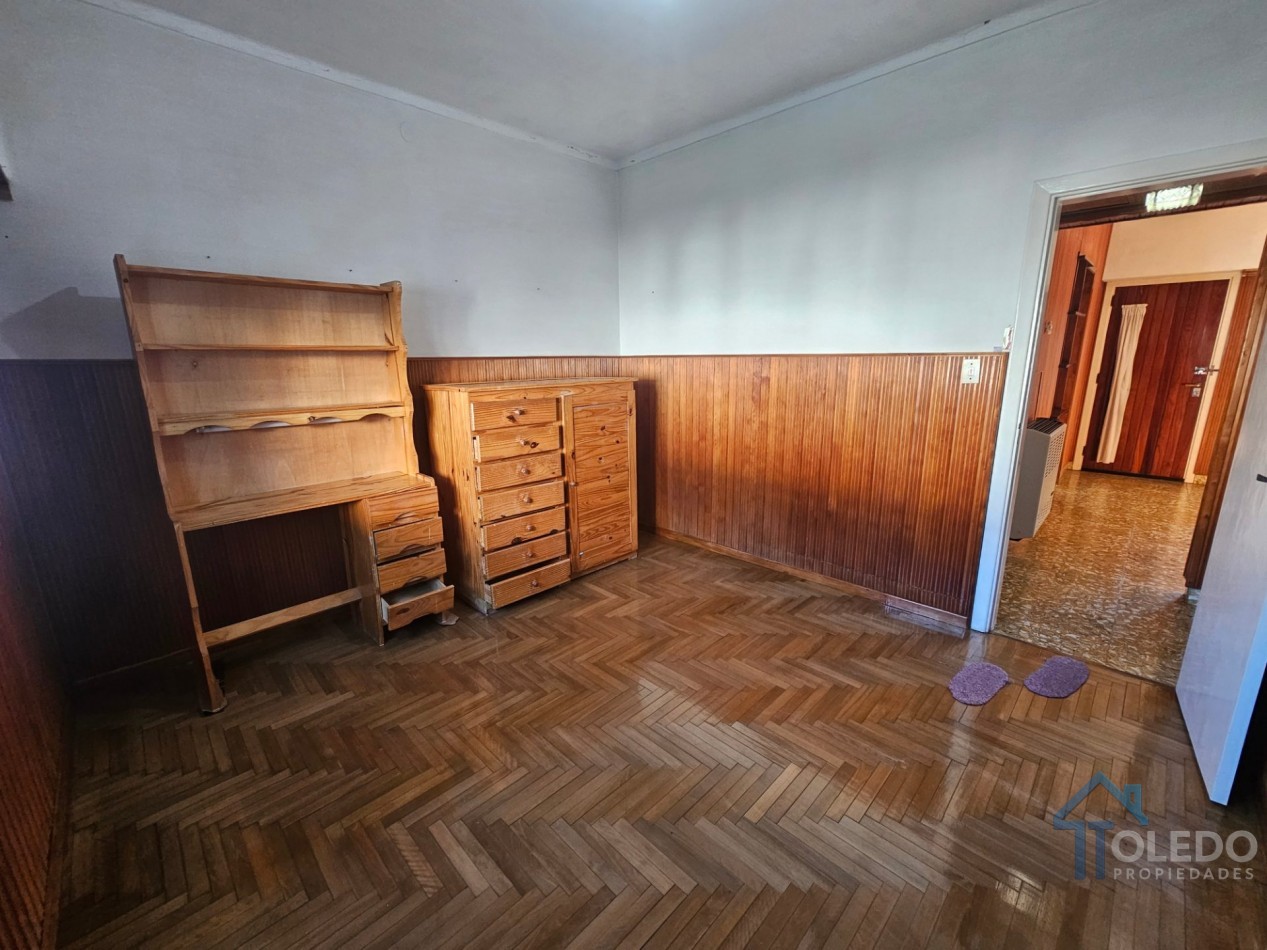 Casa de 2 dormitorios con patio y amplio espacio independiente al fondo sobre lote de 250 m