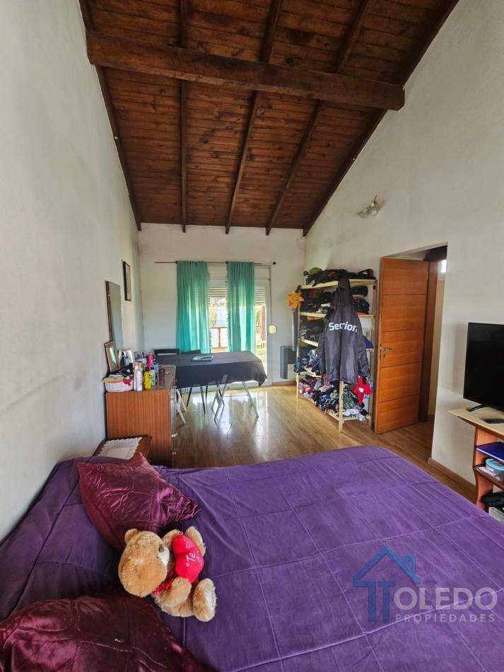 Casa de 4 dormitorios en dos plantas con cochera doble, patio, terraza y balcon en venta