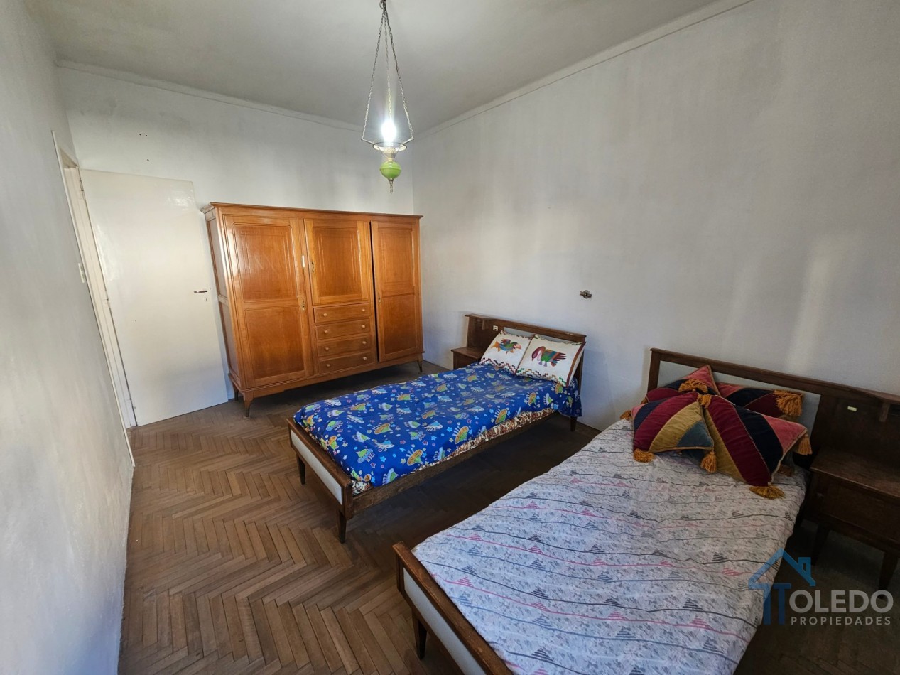Casa de 2 dormitorios con patio y amplio espacio independiente al fondo sobre lote de 250 m