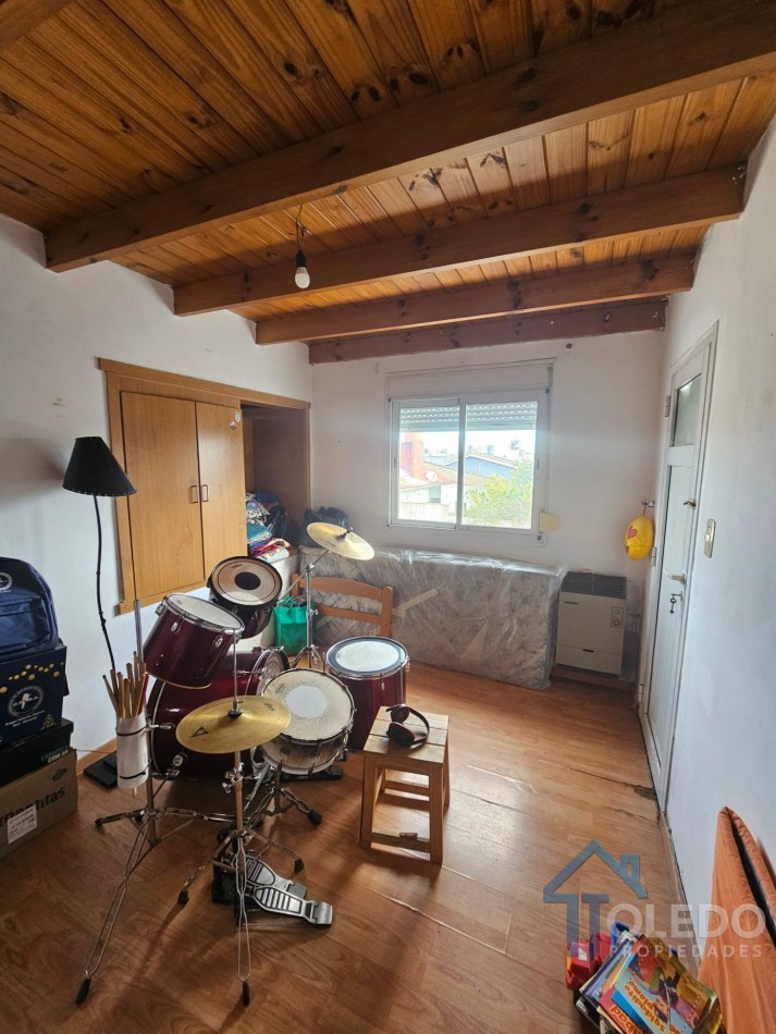 Casa de 4 dormitorios en dos plantas con cochera doble, patio, terraza y balcon en venta