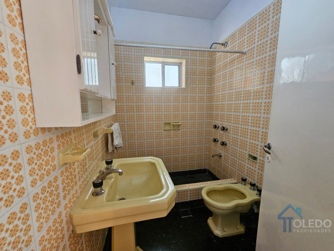 Casa de 2 dormitorios con patio y amplio espacio independiente al fondo sobre lote de 250 m